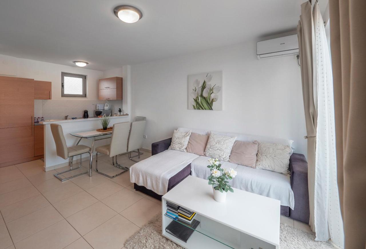 Sea View Two Bedroom Family Apartment With Pool - Sunset Ivanovici Bečići エクステリア 写真